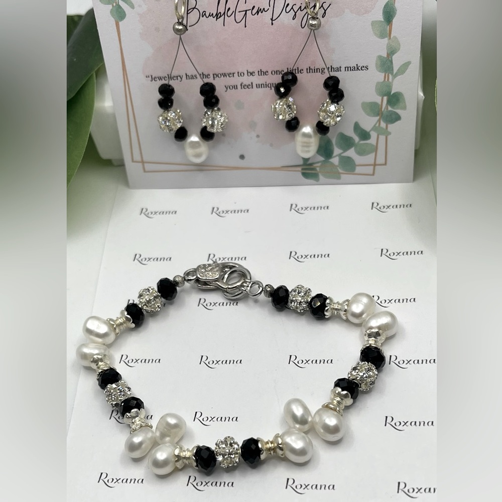 This elegant unique jewelry set features one bracelet and one pair of Earrings